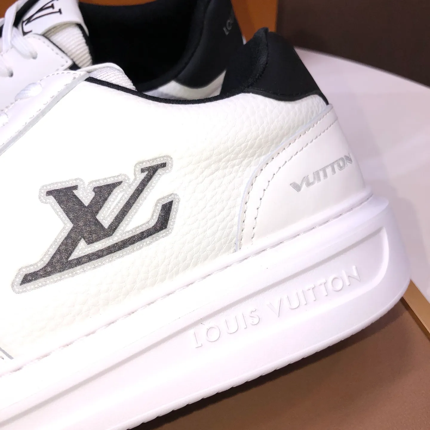 Factory batch 640💰original development, quality shipment, welcome to compare - LV sneaker series sports shoes introduce the loose silhouette of the ready-to-wear series into the spring and summer men's wear shows and make an eye-catching appearance. The cow leather upper is combined with rough fabric laces, and colorful beading highlights the brand's classic elements. LV letters mark the tongue and Monogram floral outsole. Mixed materials Made of top-grain cowhide, thick shoelace design, large Monogram print on the side, mesh lining and cotton feet, the comfort is as extreme as ever, premium heritage, quality first, worth owning! Size: Men’s 38-45 (45 is custom-made and cannot be returned or exchanged)